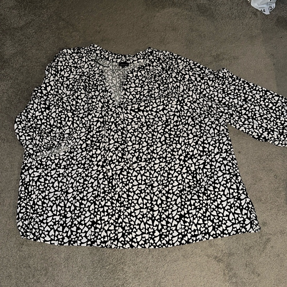 HEARTS ❤️❤️Black and White Heart Plus Women's Blouse